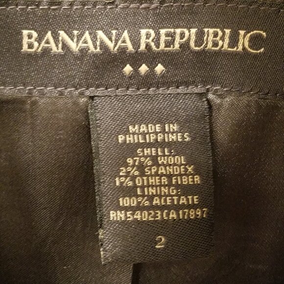 Banana Republic ladies pant suit in size 0 with a blazer in size 2. - Picture 7 of 7